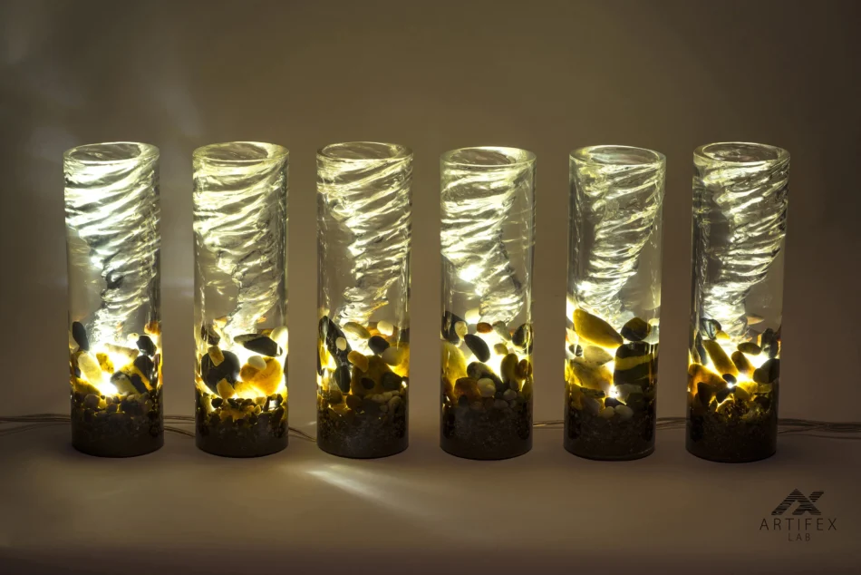 Vortex lampa din piatra de rau si rasina vedere de grup lumina aprinsa