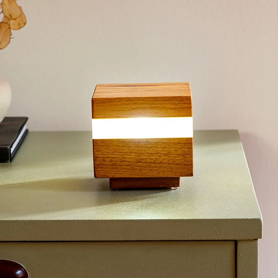 Lampa Cub din stejar si rasina vedere generala